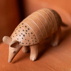Escultura Tatu em cerâmica Xakriabá