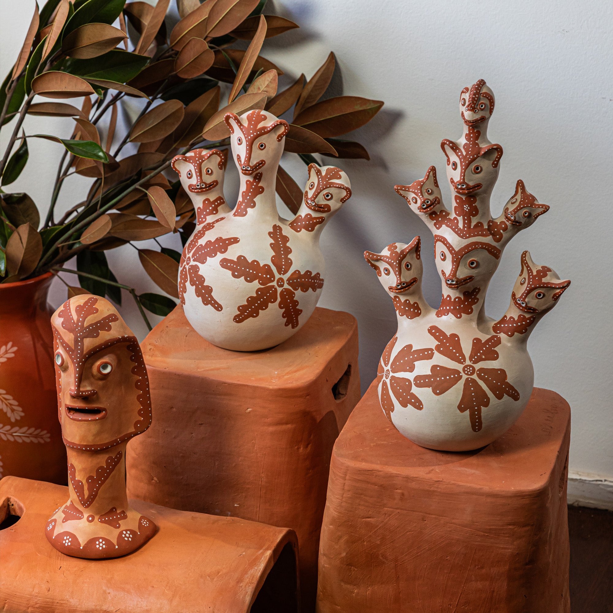 Escultura Totem com cabeças em cerâmica - Margarida Pereira