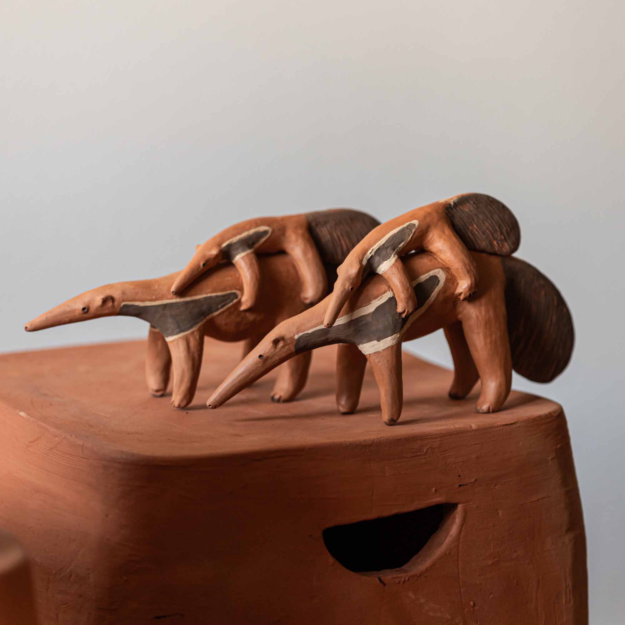 Escultura Tamanduá em cerâmica Xakriabá