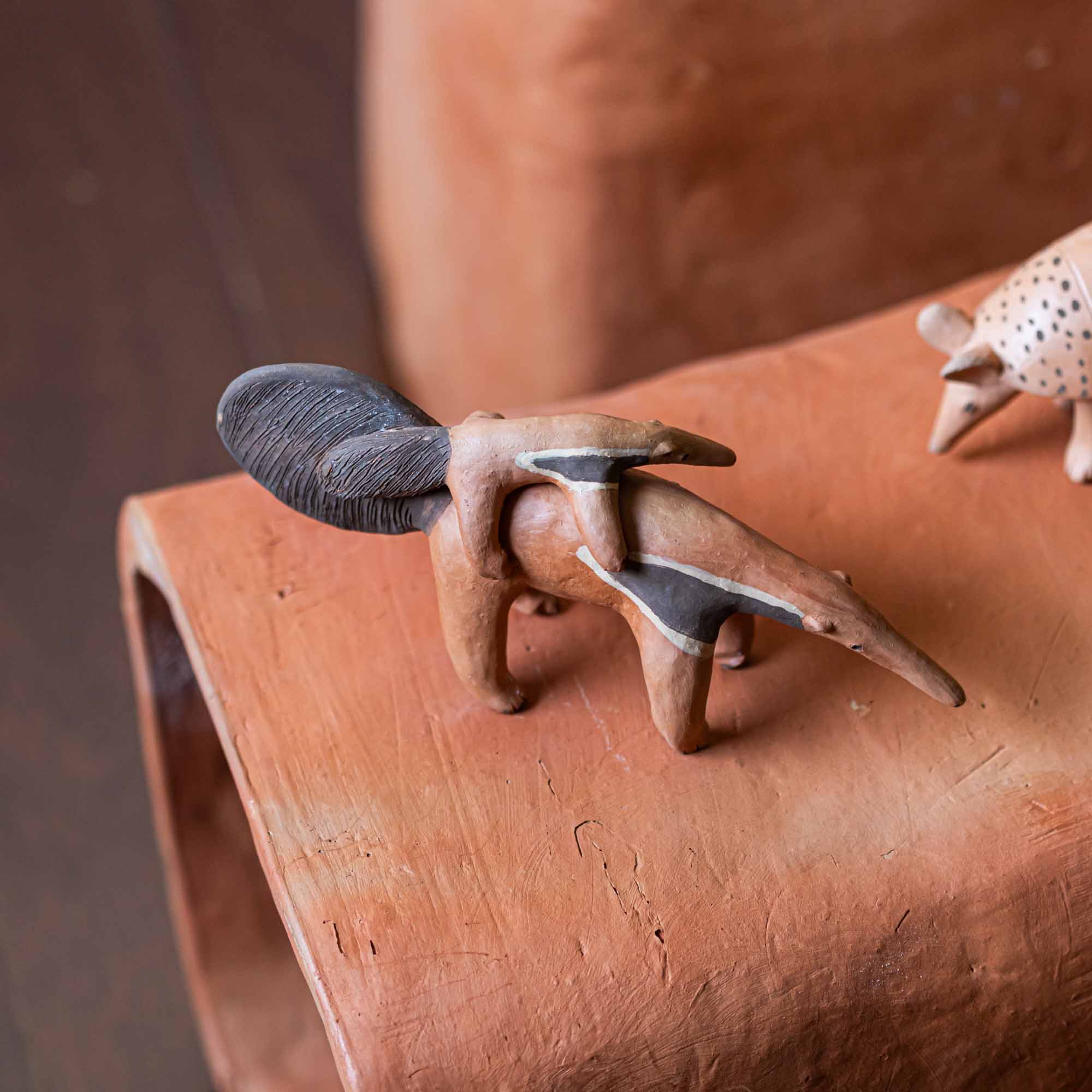 Escultura Tamanduá em cerâmica Xakriabá