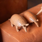 Escultura Tatu em cerâmica Xakriabá