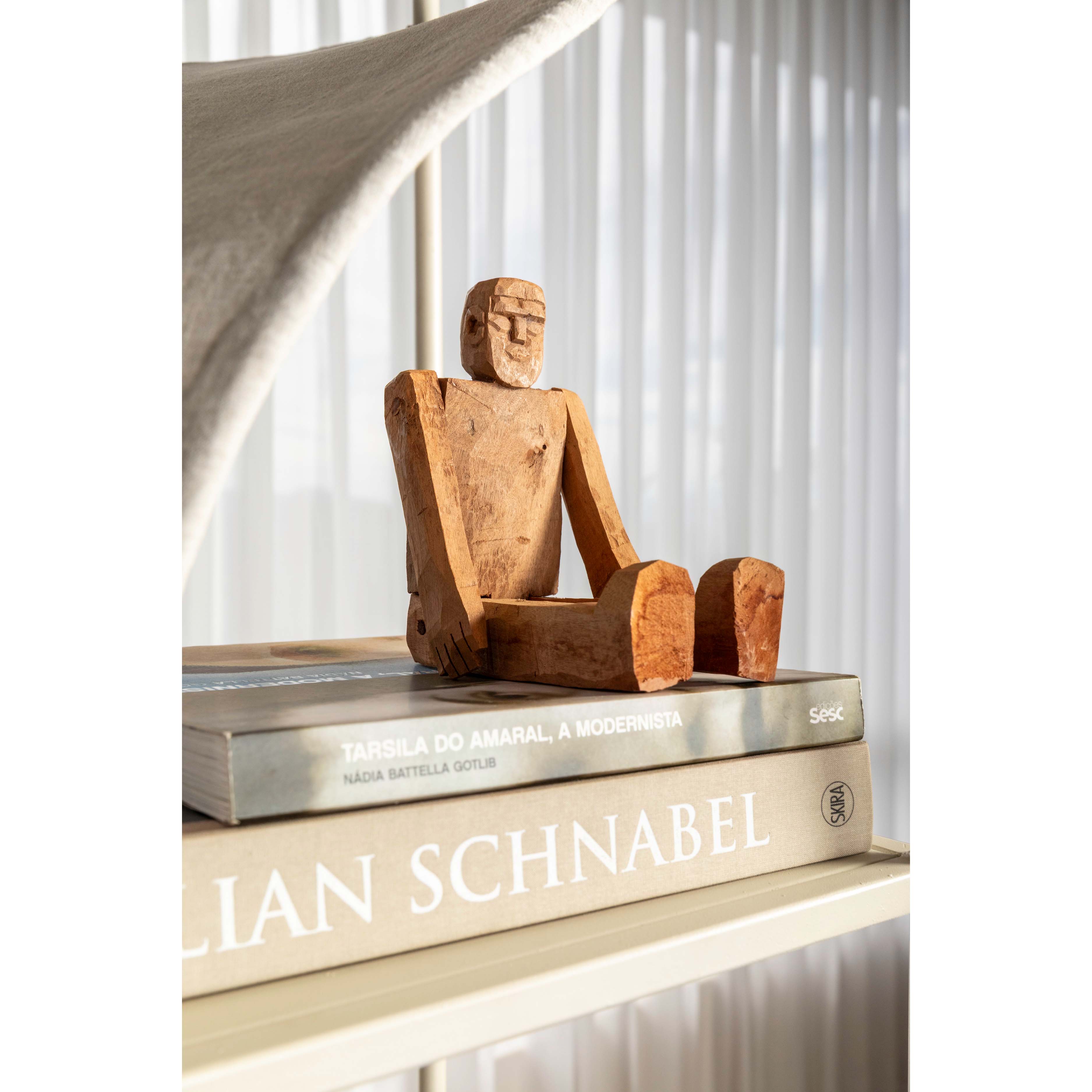 Escultura boneco de madeira sentado P - Simone