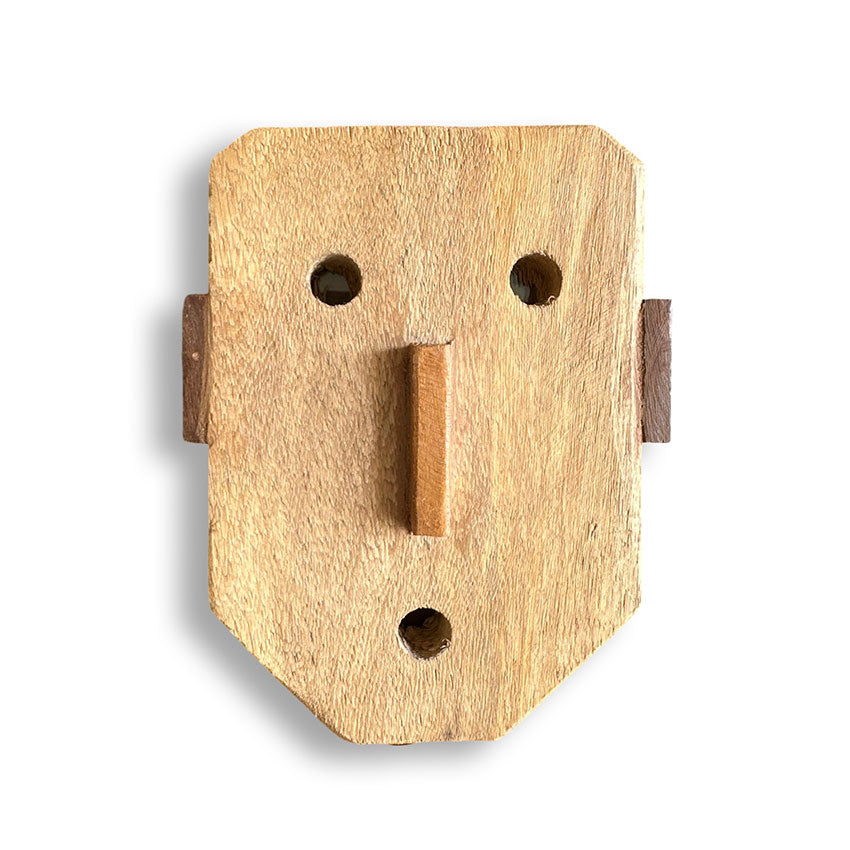 Máscara em madeiras variadas