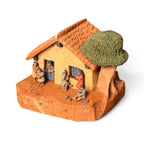 Casinha azul em miniatura com brincadeiras de criança - Claudio Henrique