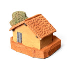Casinha azul em miniatura com brincadeiras de criança - Claudio Henrique
