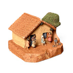 Casinha azul em miniatura com brincadeiras de criança - Claudio Henrique