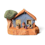 Casinha em miniatura com contadora de histórias - Claudio Henrique