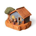 Casinha em miniatura com contadora de histórias - Claudio Henrique