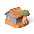 Casinha em miniatura com contadora de histórias - Claudio Henrique