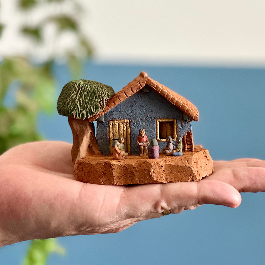 Casinha em miniatura com contadora de histórias - Claudio Henrique