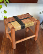 Banquinho retangular em madeira e palha trançada