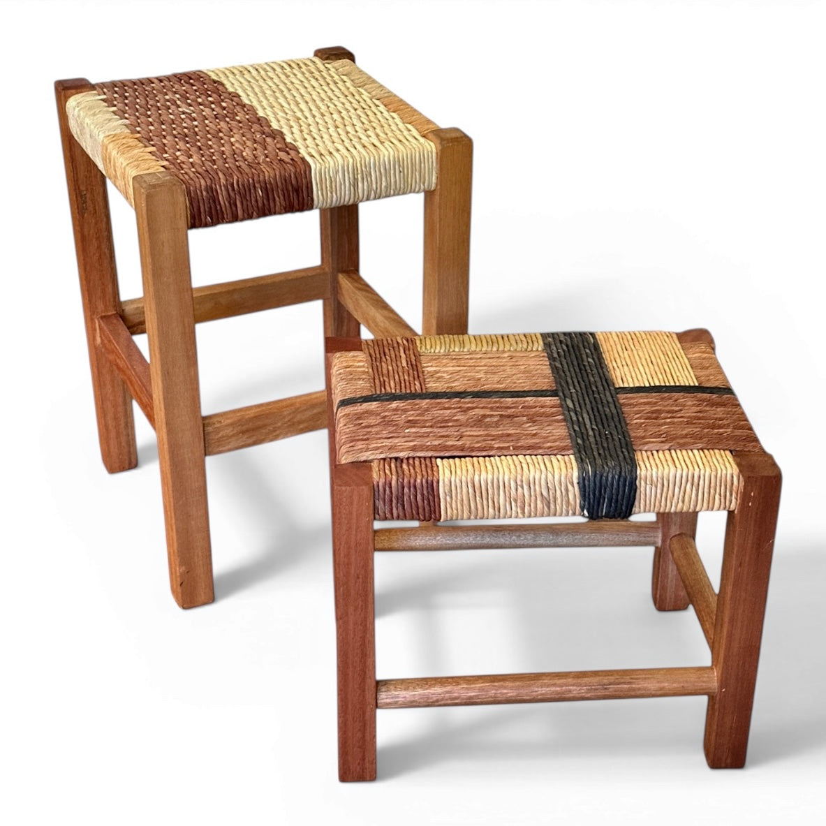 Banquinho retangular em madeira e palha trançada