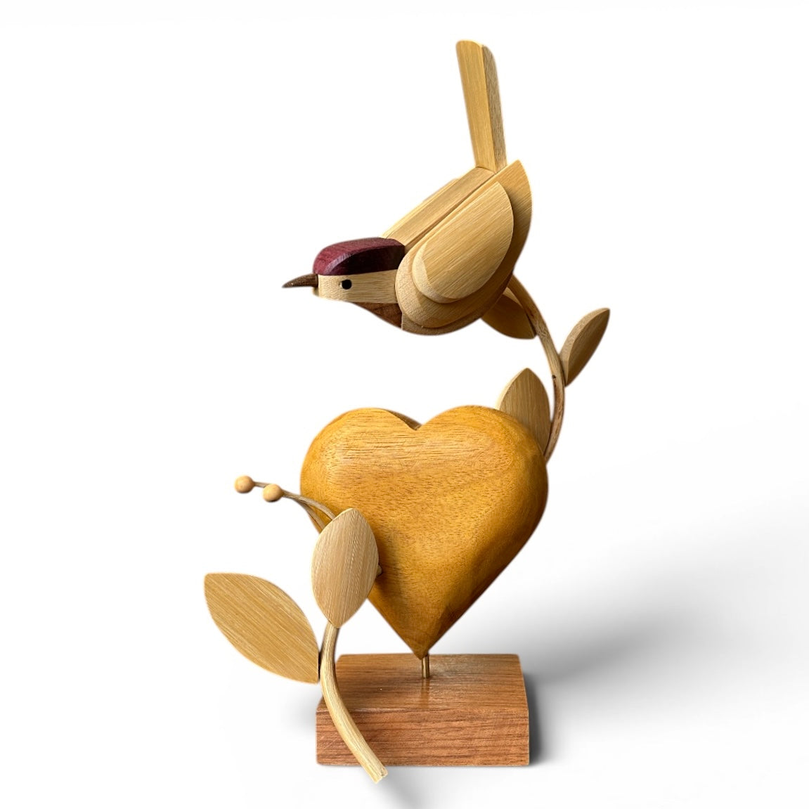 Pássaro e Coração em bambu e madeiras variadas