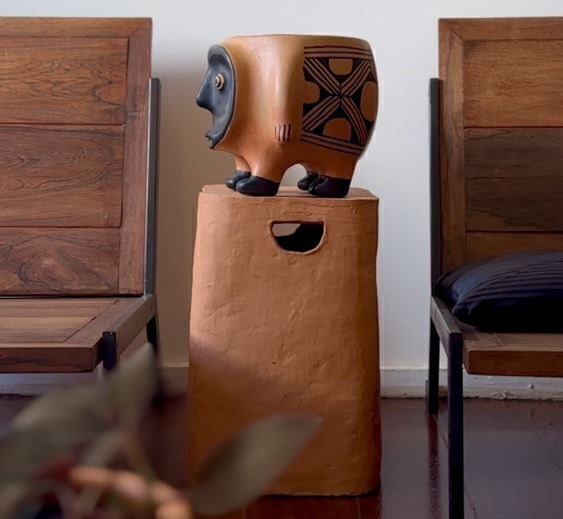 Banco Cupinzeiro em cerâmica rústica