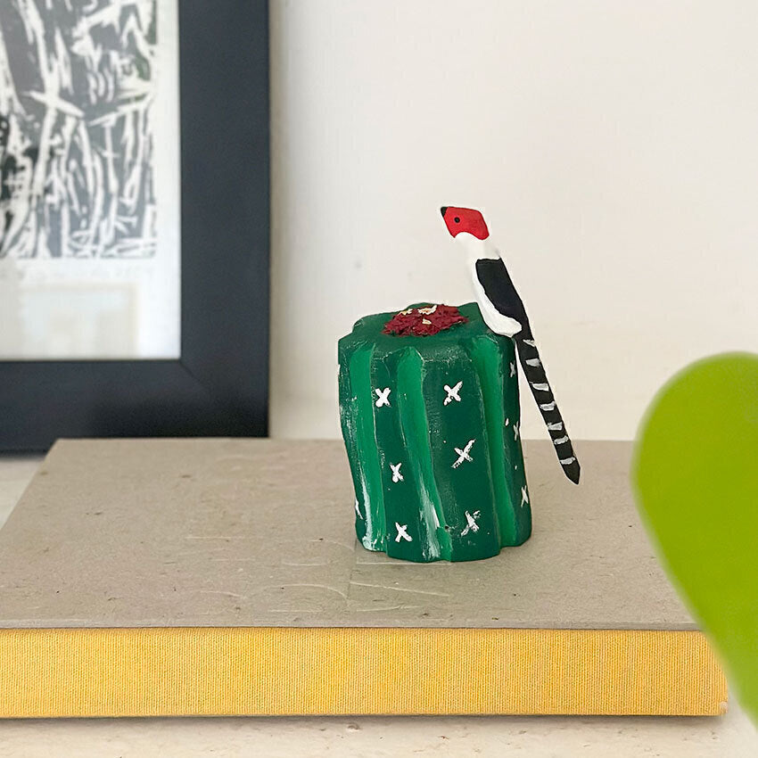 Escultura em madeira Cacto Coroa de Frade e pássaro - Elisa Cândido