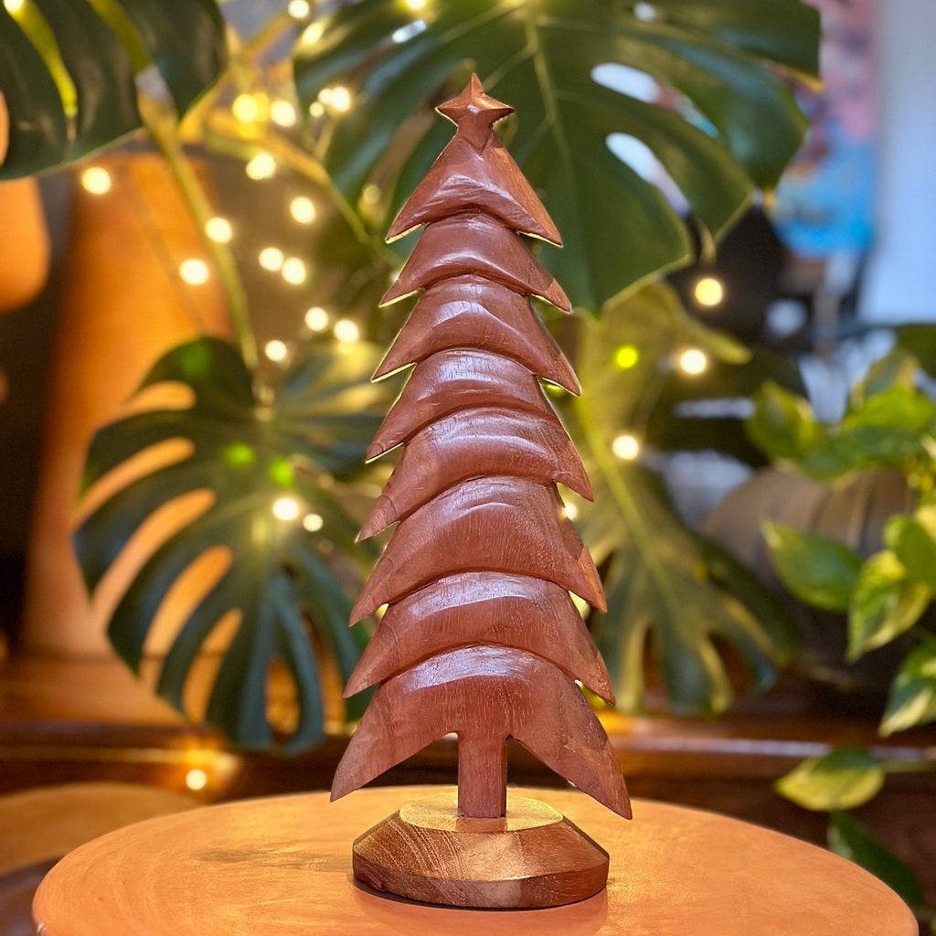 Árvore de natal esculpida em madeira - Juliana Julião