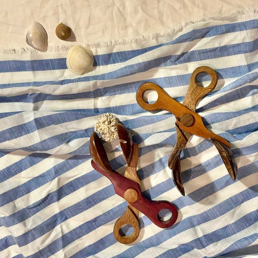 Pegador de salada em madeiras variadas e coco de piaçava