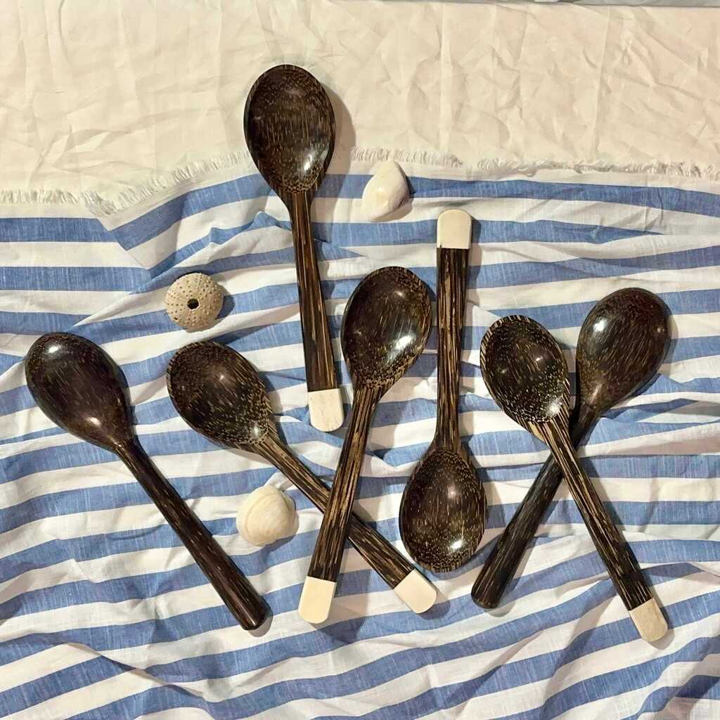 Colher em estipe de palmeira e detalhe em osso