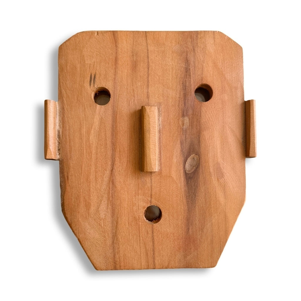 Máscara em madeiras variadas