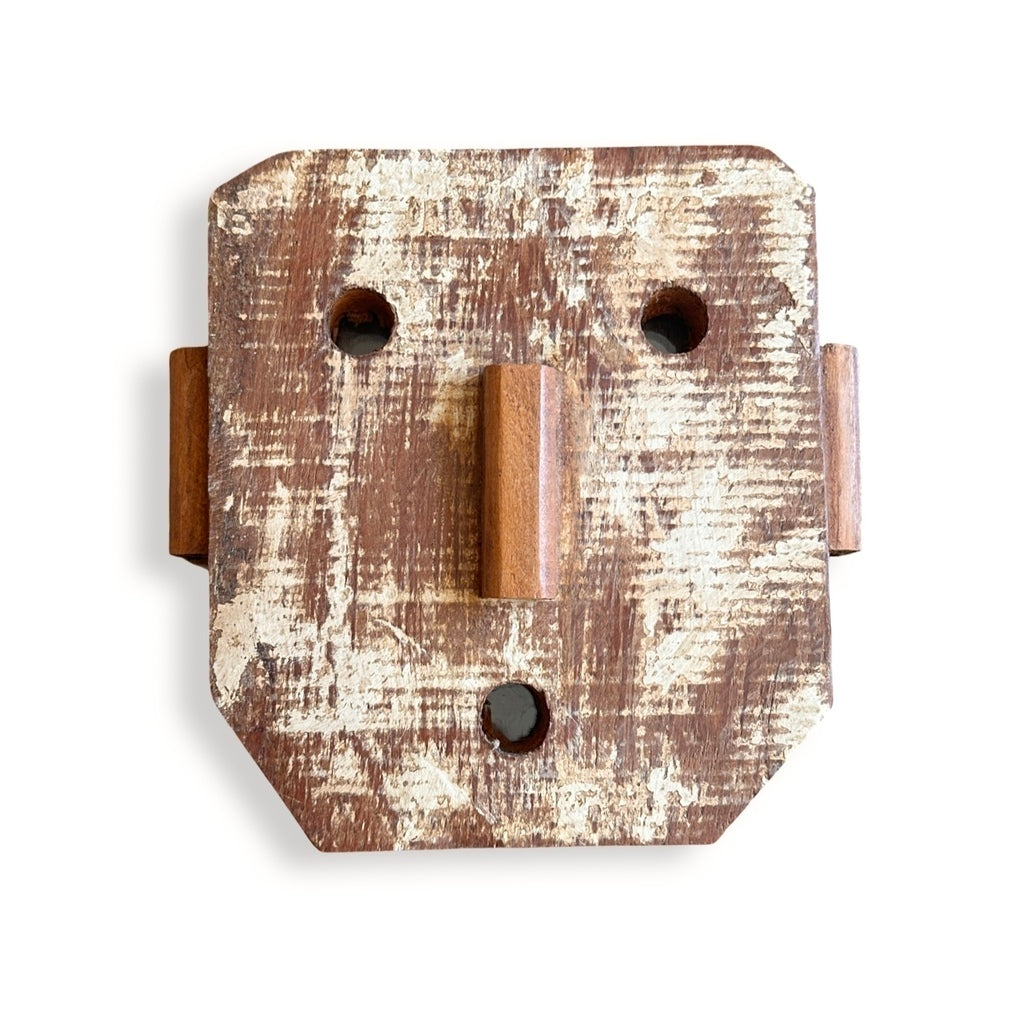 Máscara em madeiras variadas