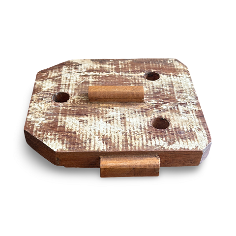 Máscara em madeiras variadas