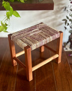 Banquinho retangular em madeira e palha trançada