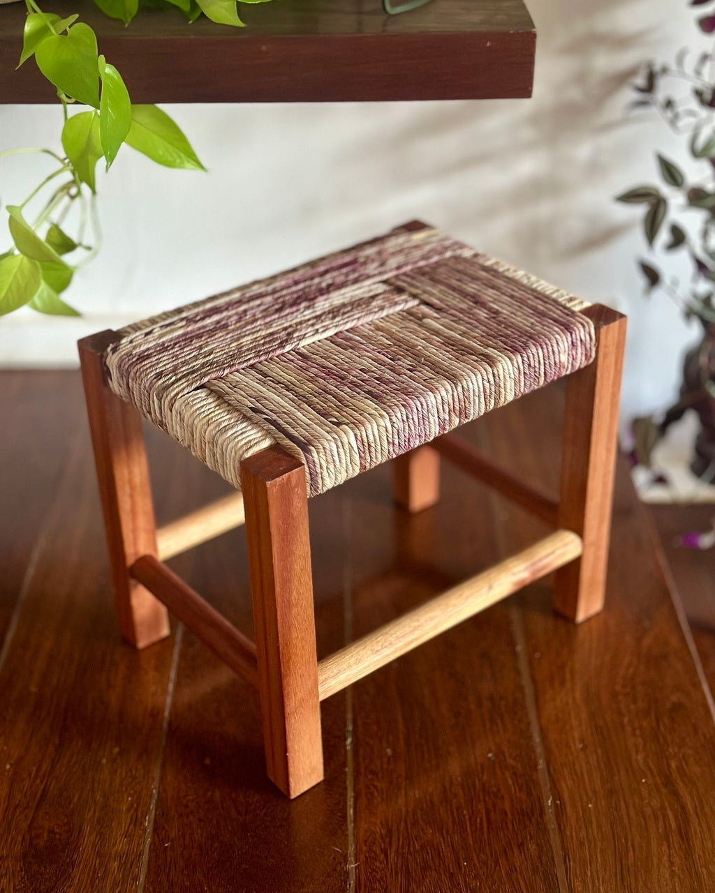 Banquinho retangular em madeira e palha trançada