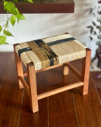 Banquinho retangular em madeira e palha trançada