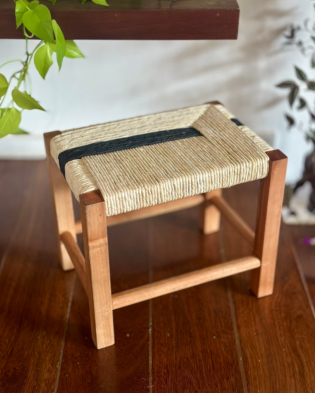 Banquinho retangular em madeira e palha trançada