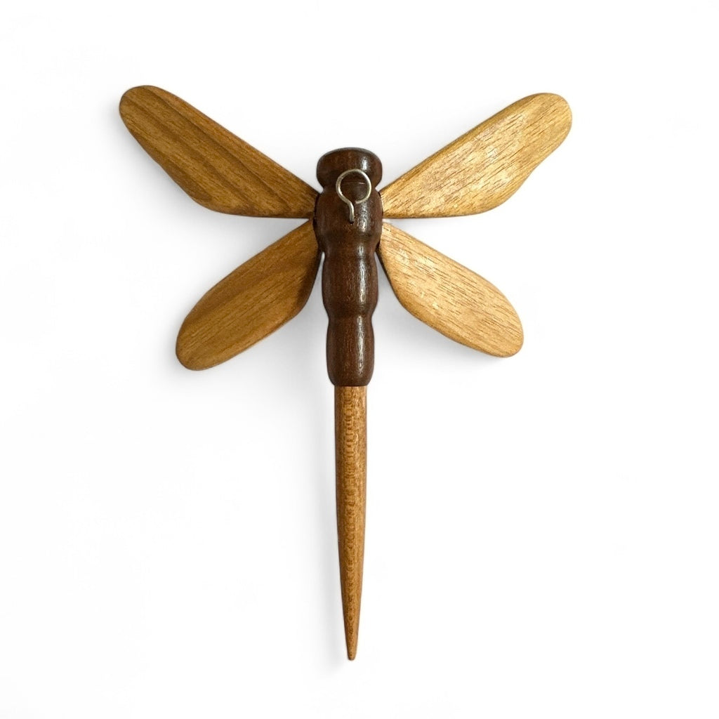 Libélula em madeira