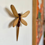Libélula em madeira