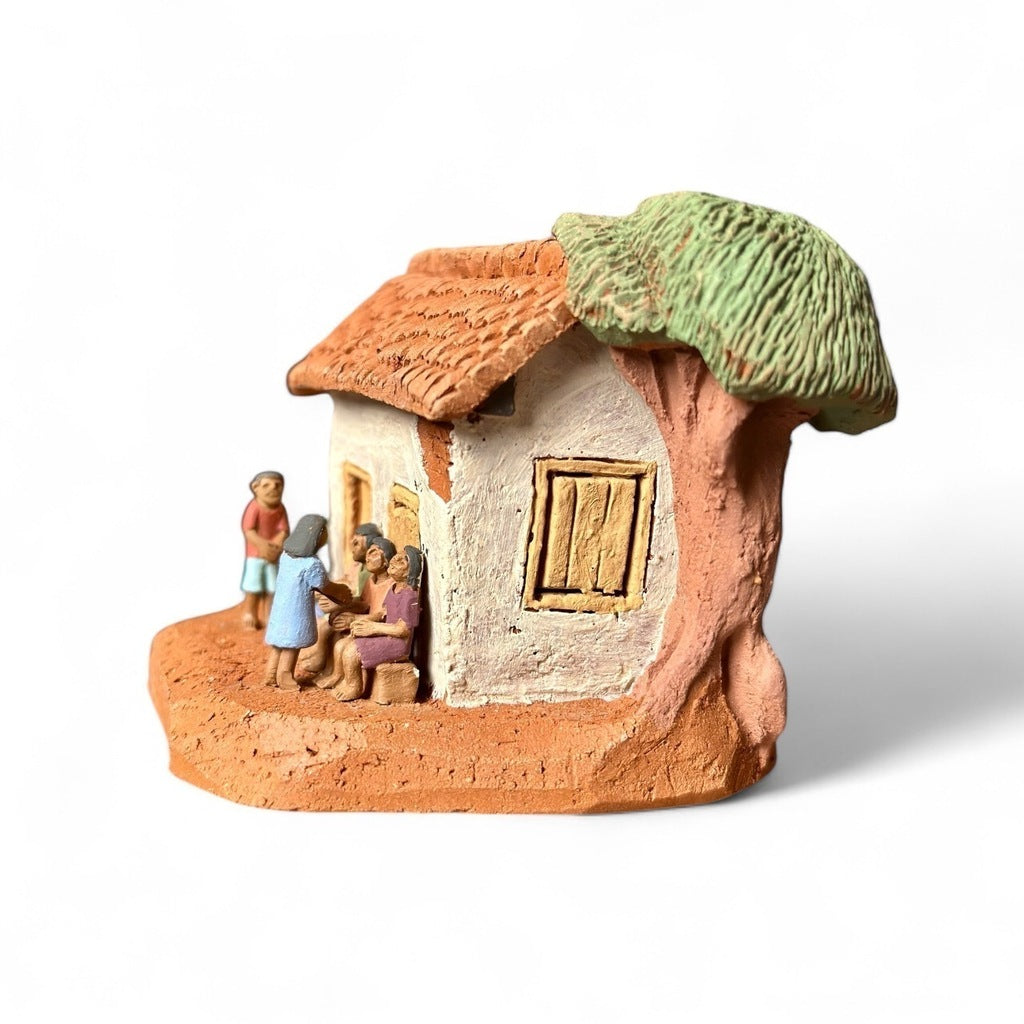 Casinha branca em miniatura com brincadeira de passar anel - Claudio Henrique
