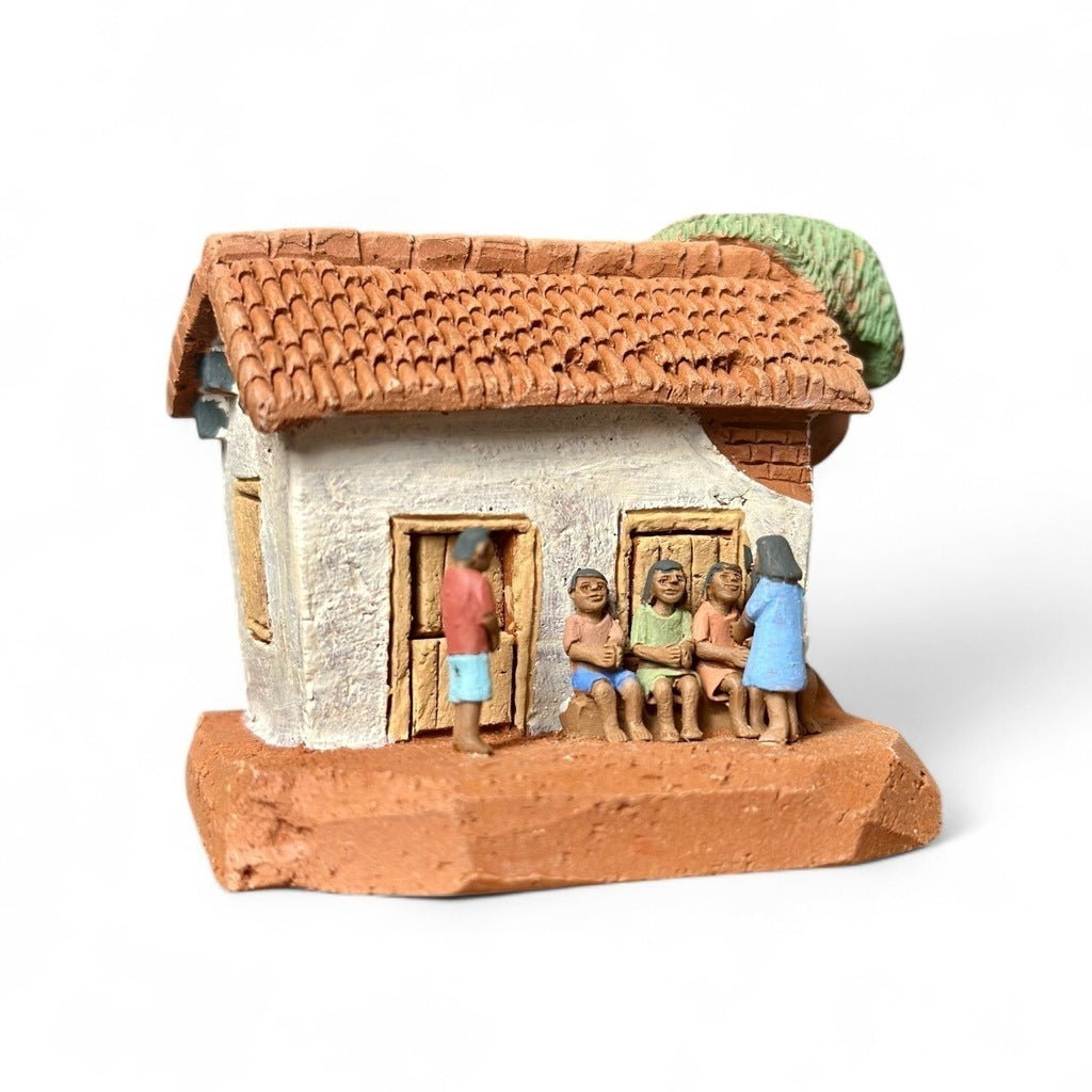 Casinha branca em miniatura com brincadeira de passar anel - Claudio Henrique