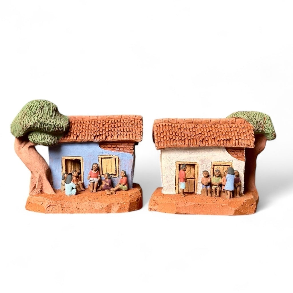 Casinha branca em miniatura com brincadeira de passar anel - Claudio Henrique