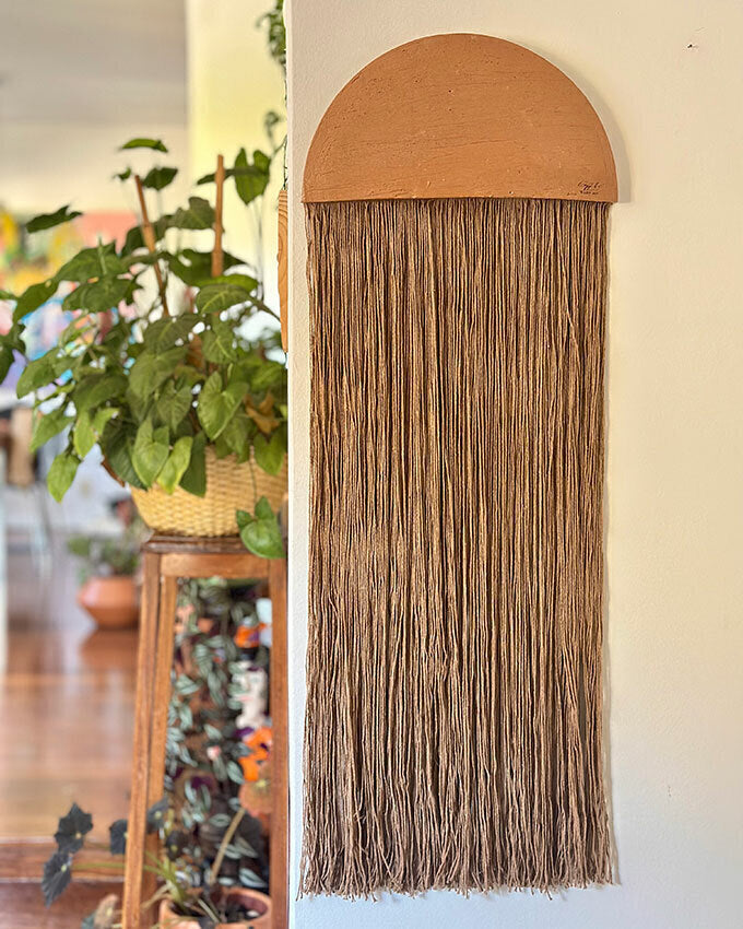 Meia lua em cerâmica com pendente de cordão - G