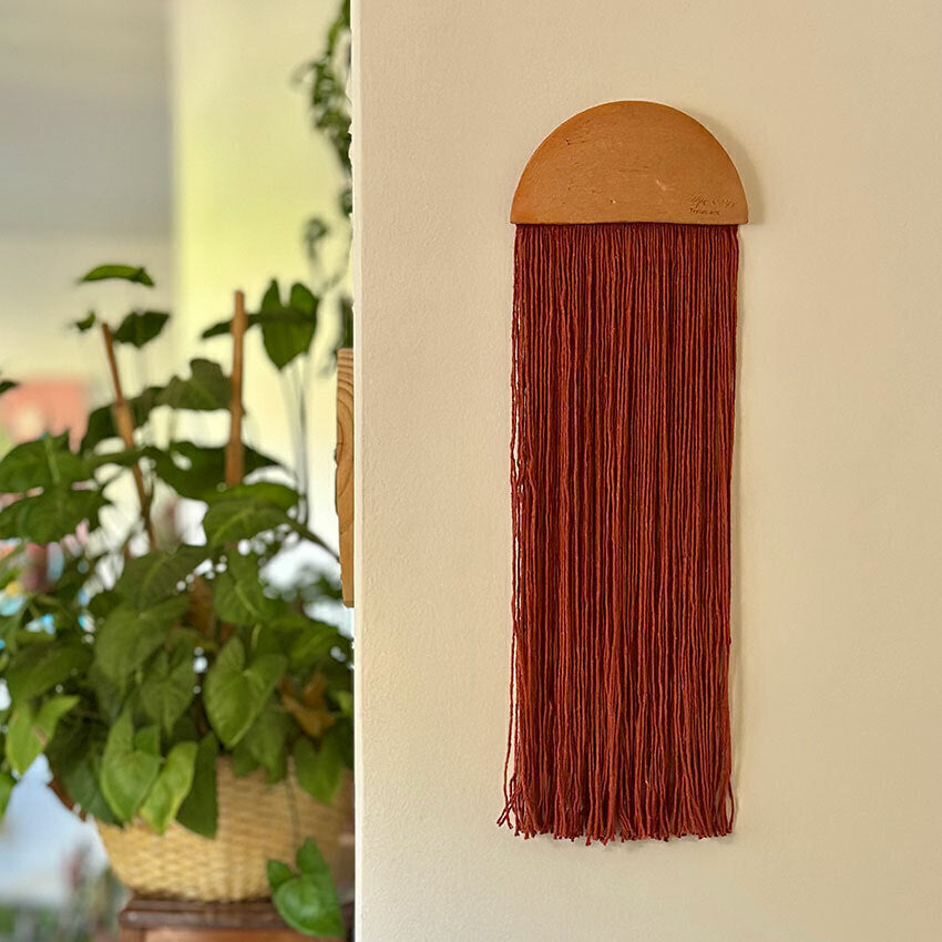 Meia lua em cerâmica com pendente de cordão - P