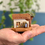 Casinha branca em miniatura com brincadeira de passar anel - Claudio Henrique