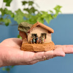 Casinha rosa em miniatura com brincadeira Passa Passarás - Claudio Henrique