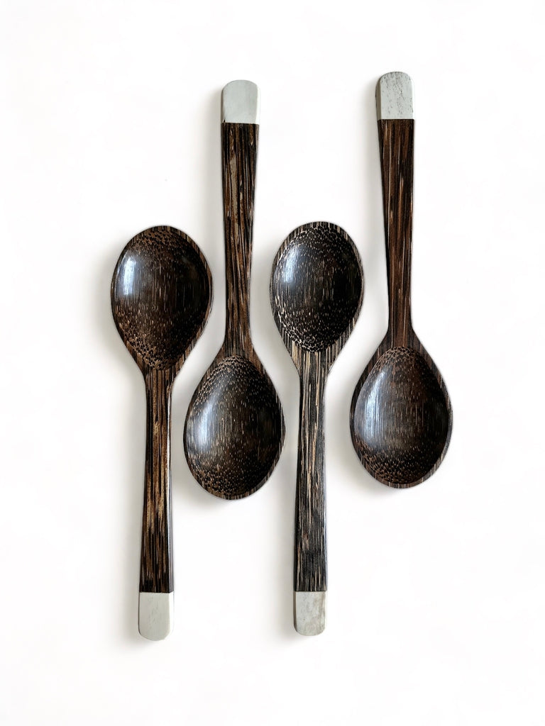 Colher em estipe de palmeira e detalhe em osso