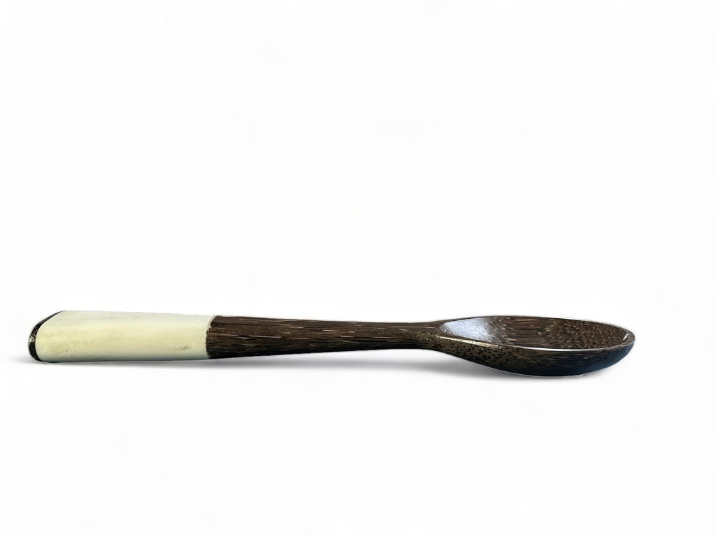 Colher em estipe de palmeira e osso