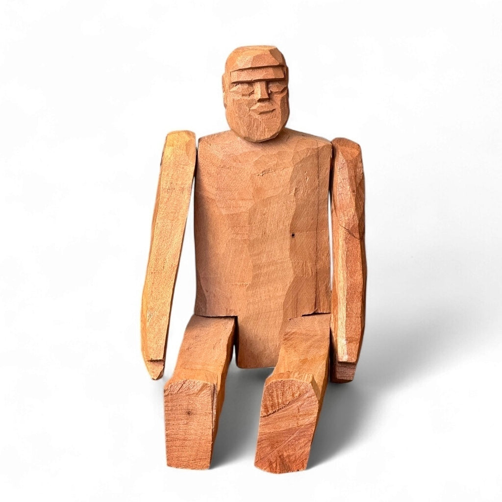Escultura boneco de madeira sentado P - Simone