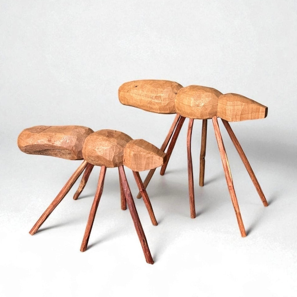 Escultura formiga em madeira - Simone