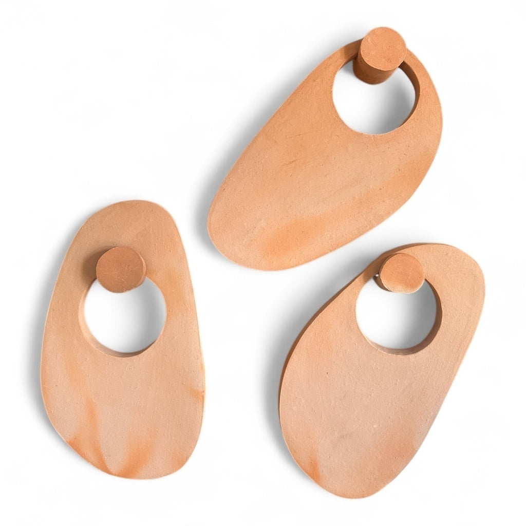 Escultura de parede em cerâmica