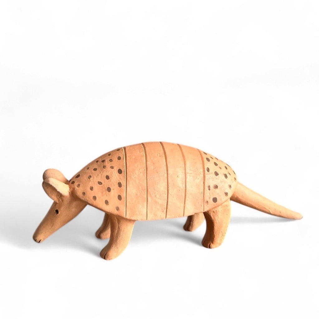 Escultura Tatu em cerâmica Xakriabá