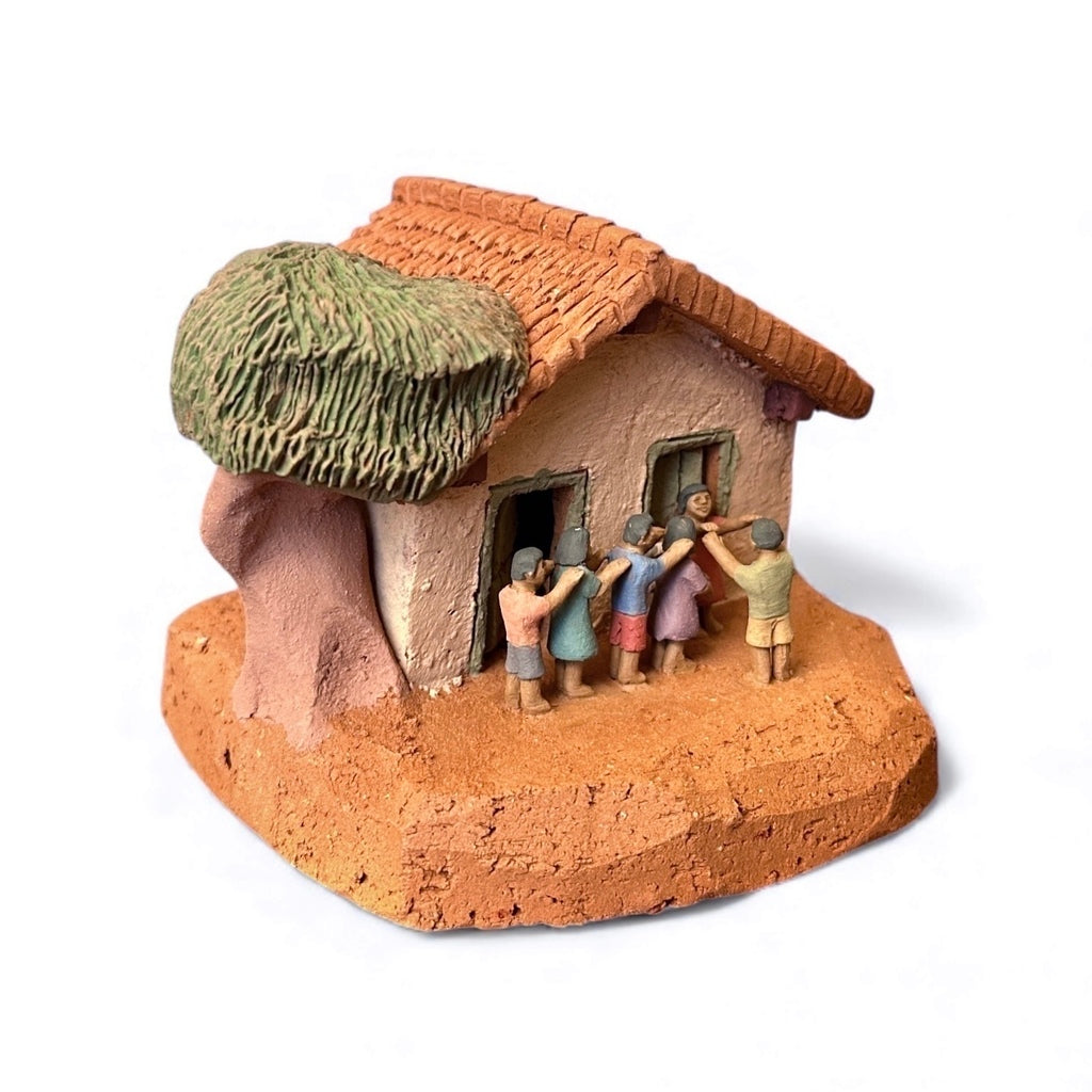 Casinha rosa em miniatura com brincadeira Passa Passarás - Claudio Henrique