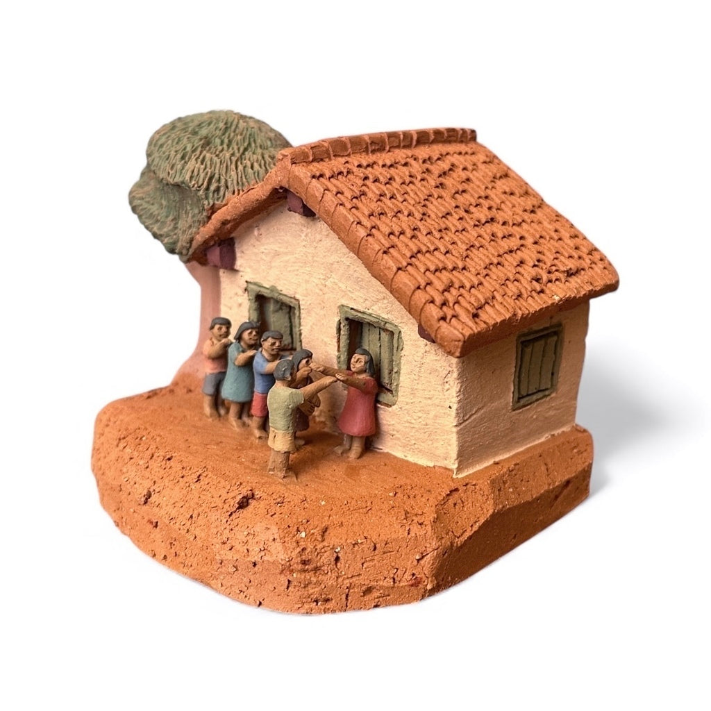 Casinha rosa em miniatura com brincadeira Passa Passarás - Claudio Henrique
