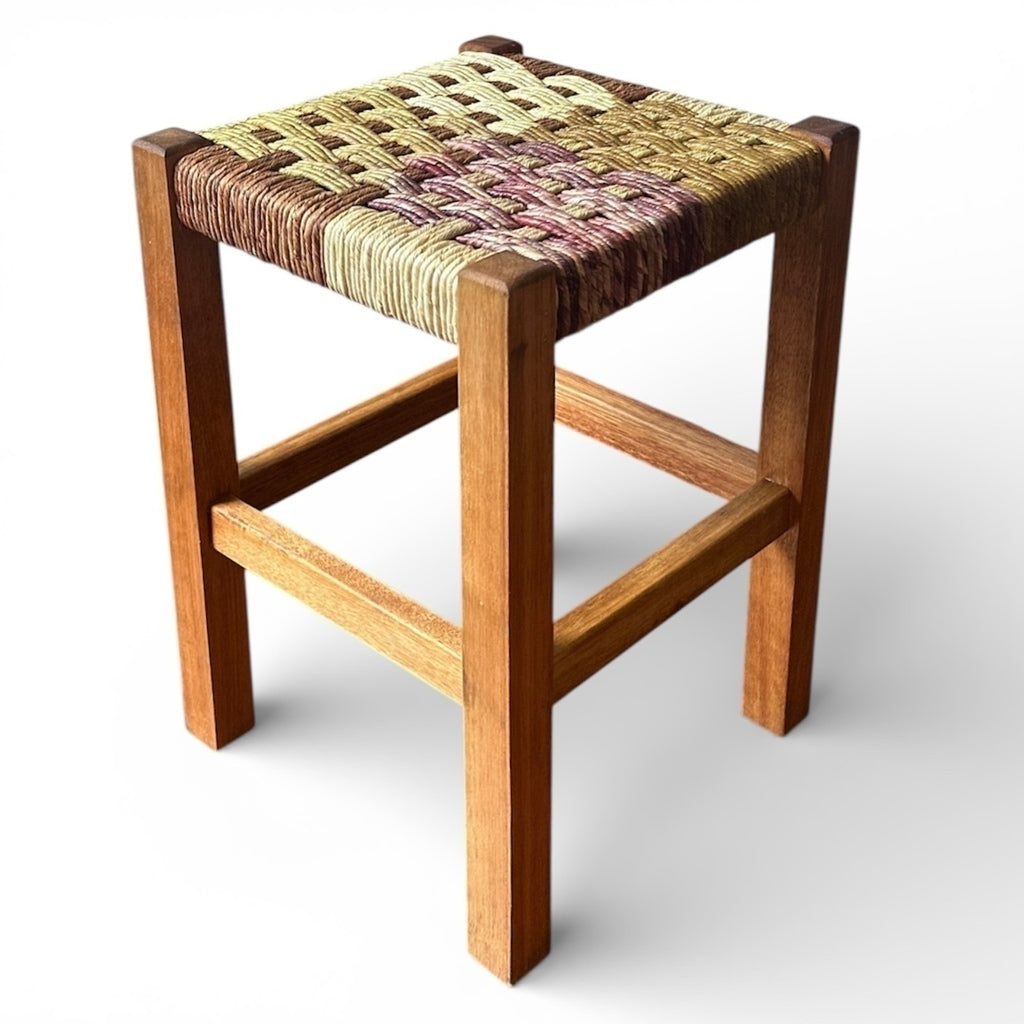 Banco em madeira e palha trançada