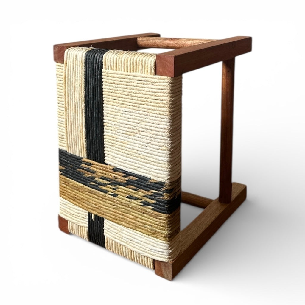 Banquinho retangular em madeira e palha trançada
