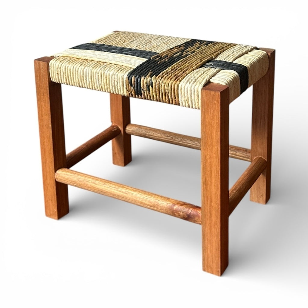Banquinho retangular em madeira e palha trançada