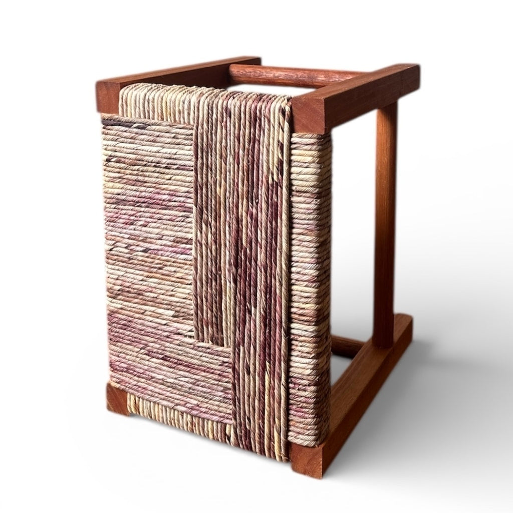 Banquinho retangular em madeira e palha trançada